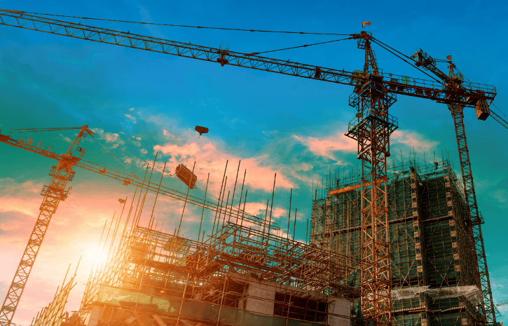 建設費高騰の背景を象徴する建設現場の写真。不動産投資に影響する建築コスト上昇を解説するコラム用サムネイル画像