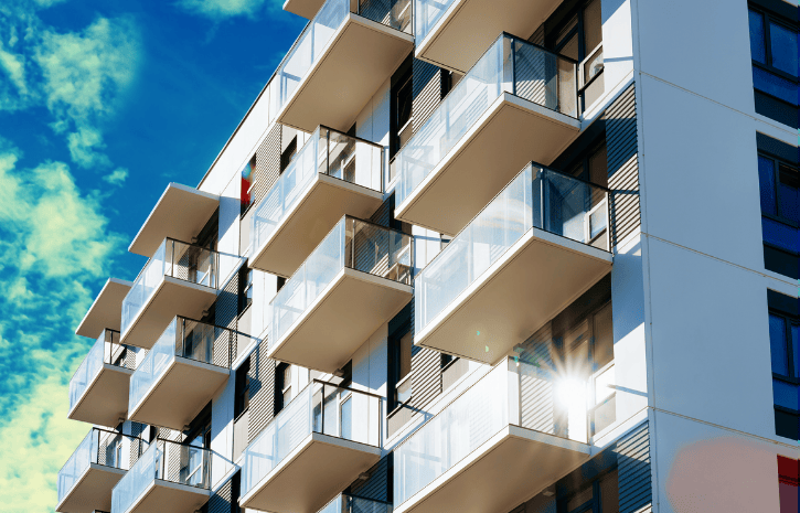 2026年の経済動向と不動産投資市場を解説するマンションイメージ